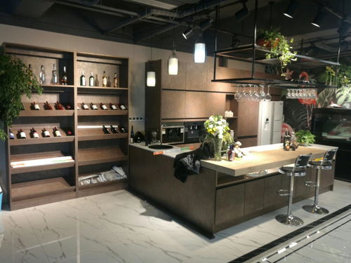 专业定制，艺术融合 不锈钢博古架与花架的设计之美